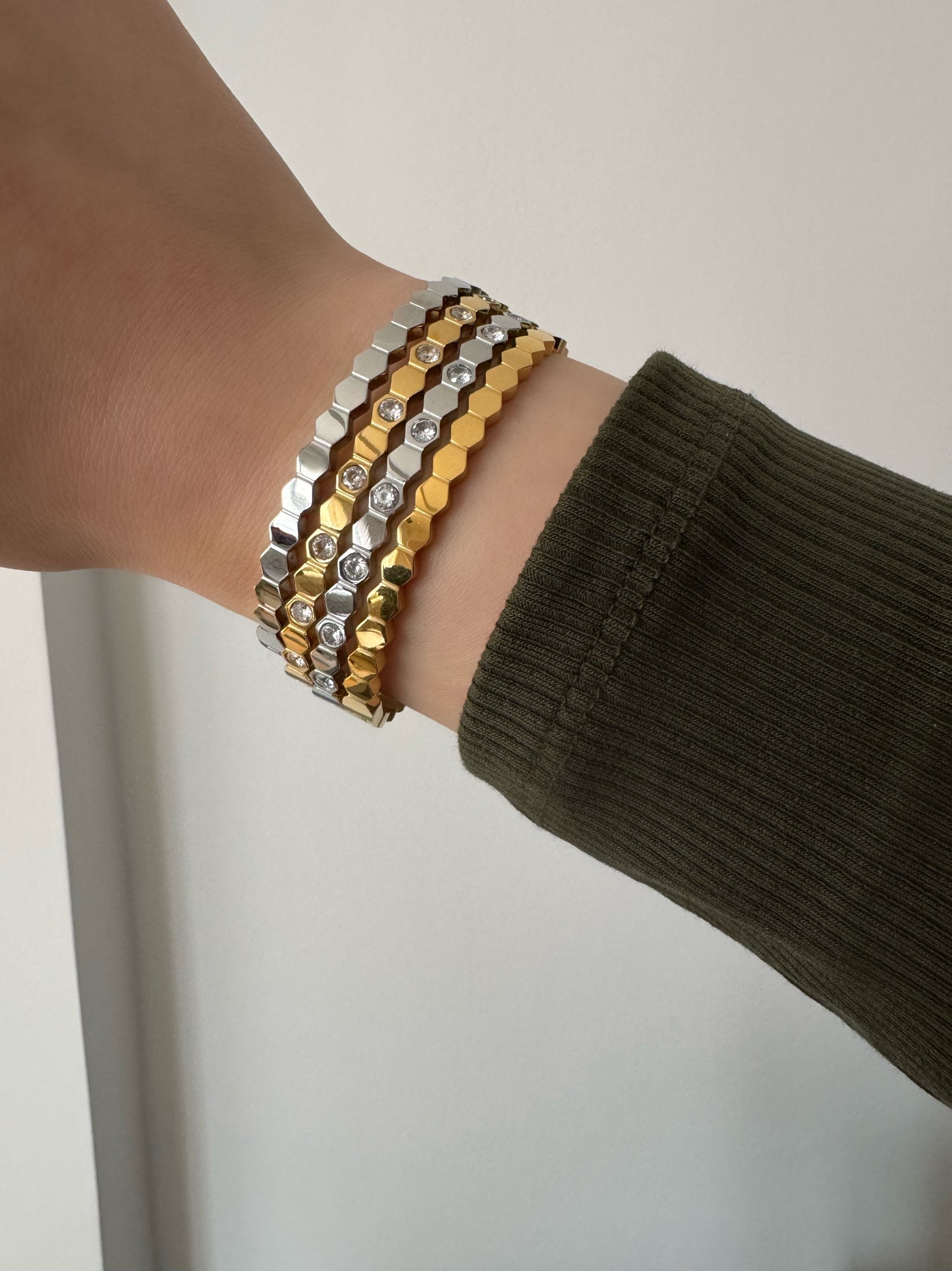 THE BEE Bangle - Waterproof