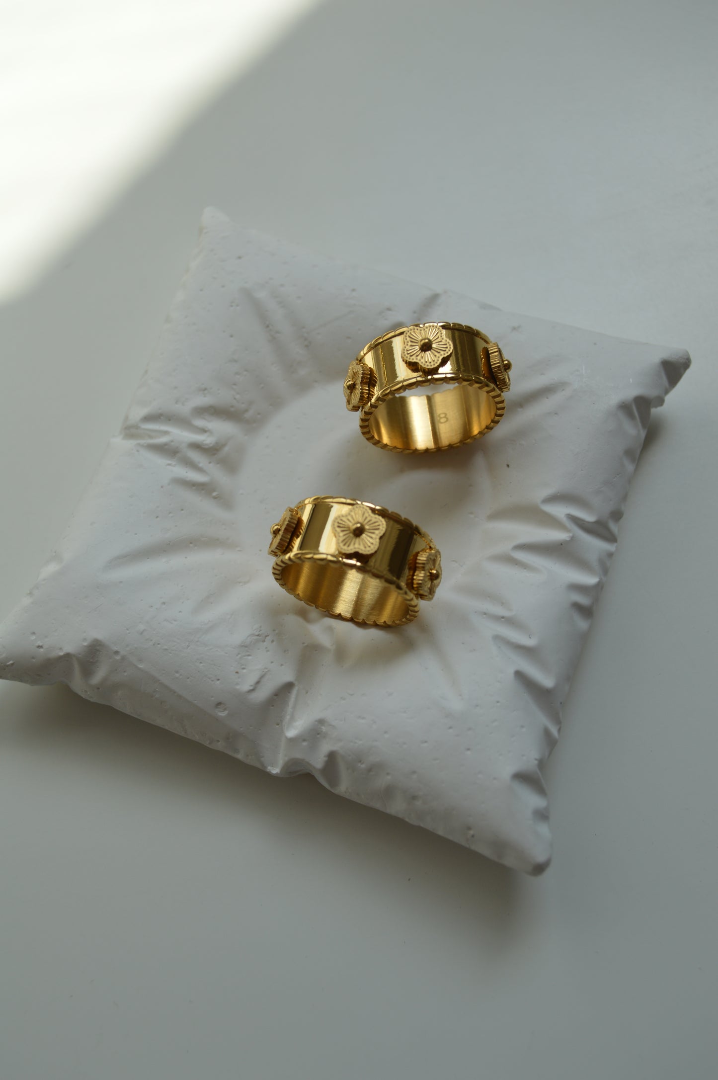 VIOLITTA BOLD Ring - Waterproof- خاتم ڤيوليتا مع ورود بارزة
