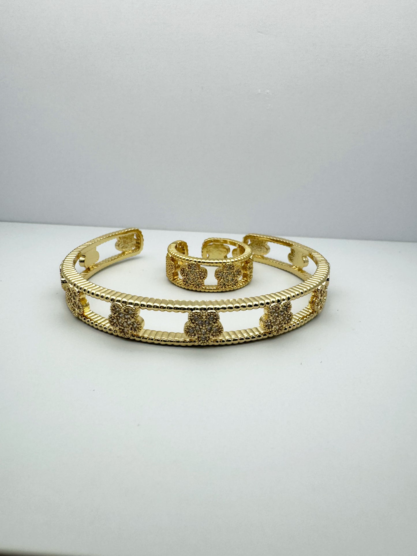 Scattered DAISIES Bangle - Gold Color