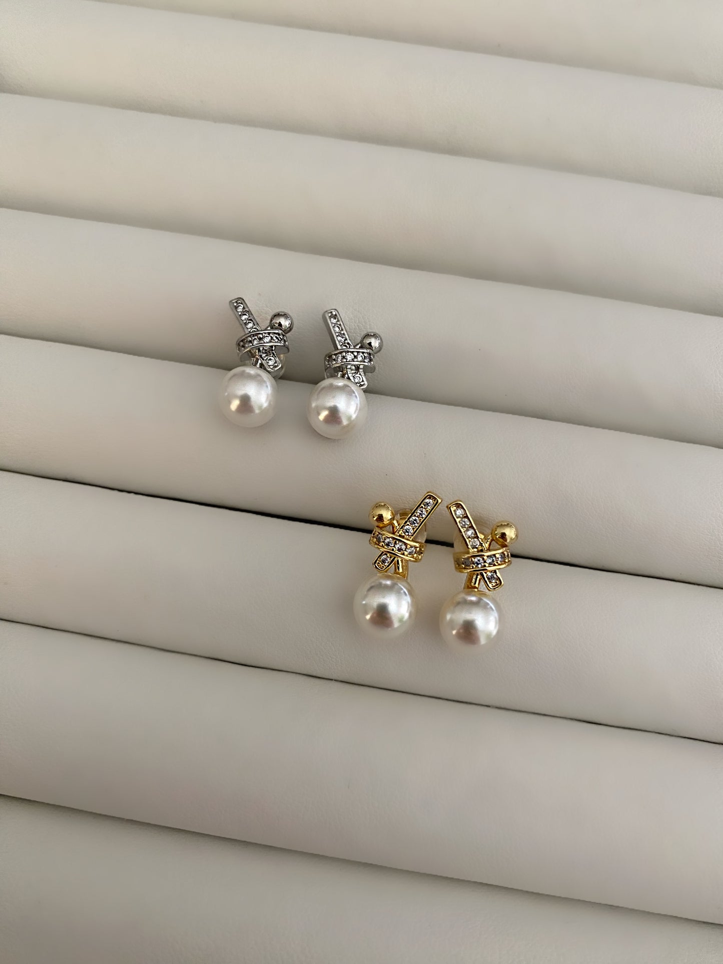 PEARLA BOW Earrings - Silver Color